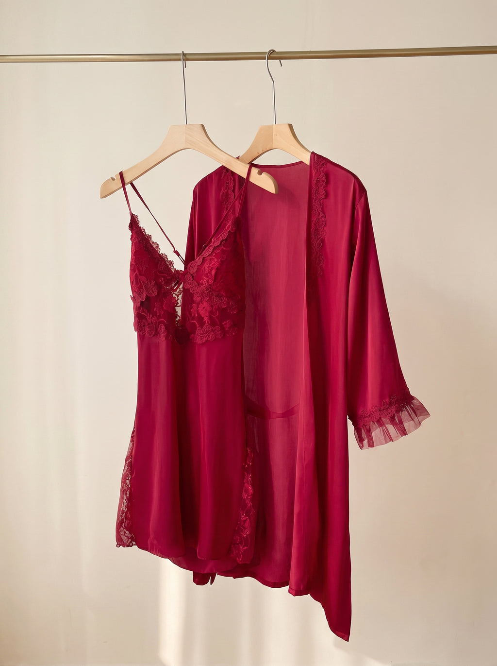 Ensemble nuisette et kimono rouge suspendu, vue de face