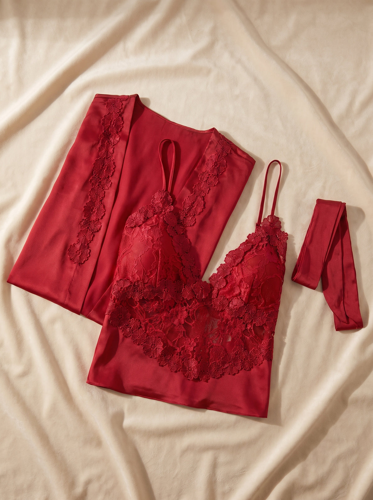 Nuisette rouge, kimono assorti et ceinture présentés à plat