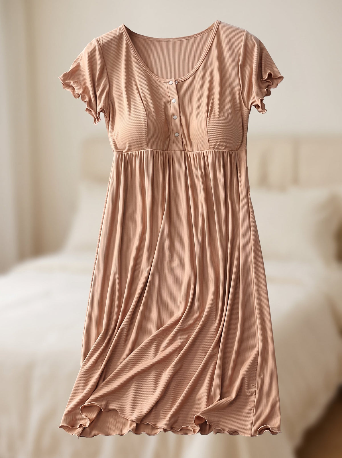 Chemise de nuit de maternité présentée sans mannequin, de l’encolure à l’ourlet ondulé