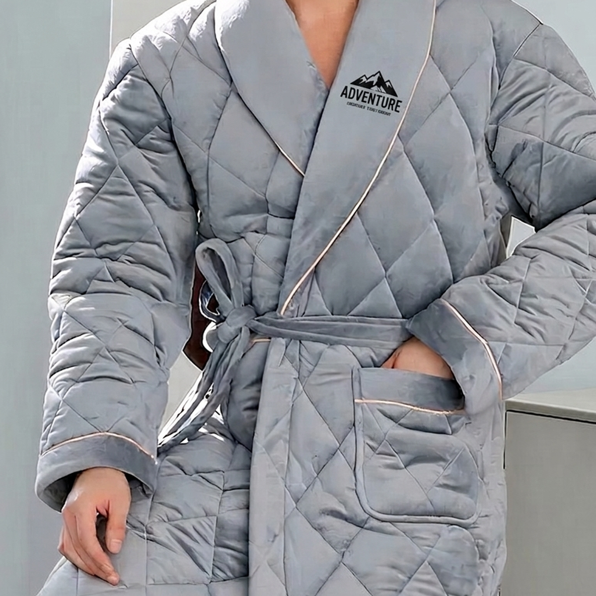 Le luxe d'un matin tranquille avec la robe de chambre matelassée et sa broderie ADVENTURE