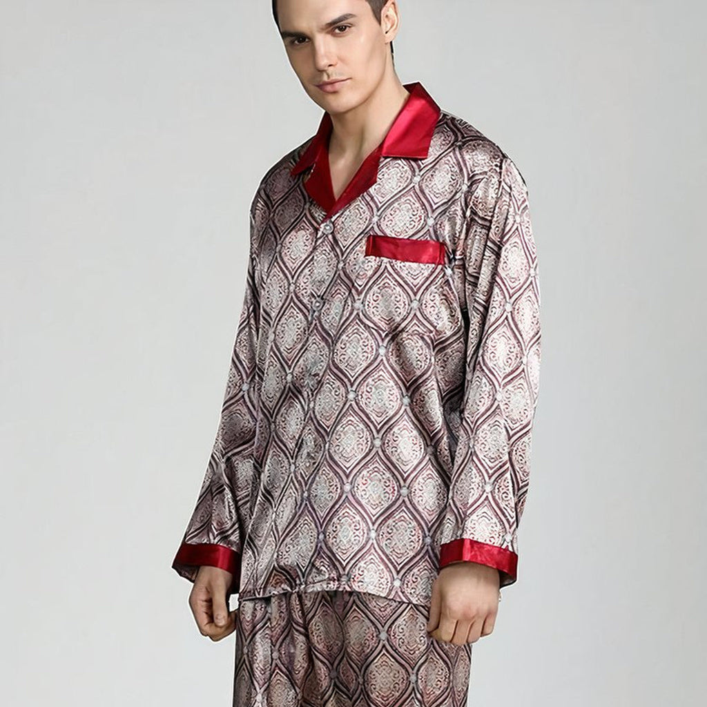 Homme en pyjama du soir beige à médaillons, vu de trois quarts avec col rouge et poche poitrine