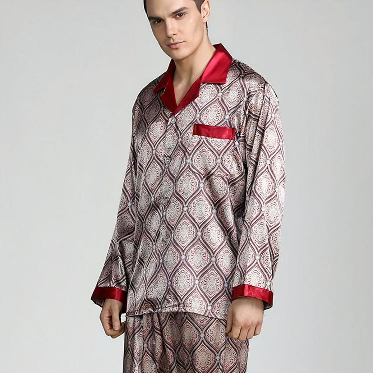 Homme en pyjama du soir beige à médaillons, vu de trois quarts avec col rouge et poche poitrine