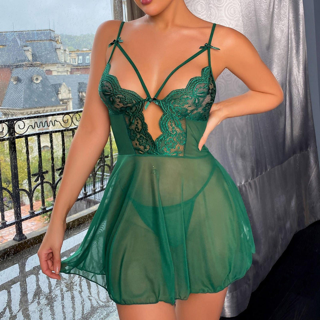 Femme portant la nuisette verte en dentelle devant un miroir