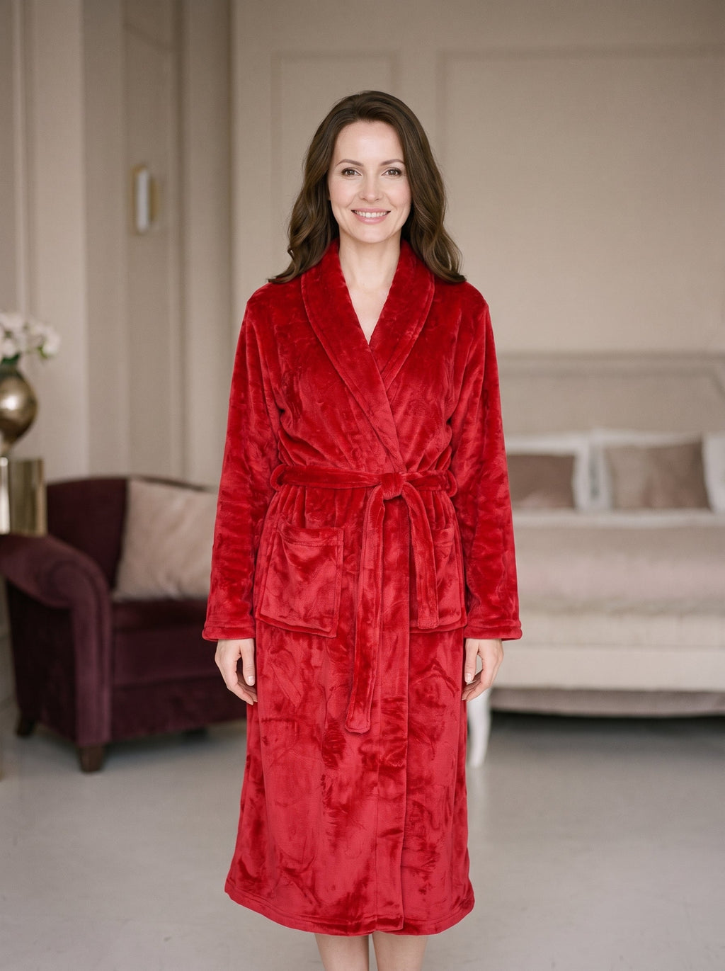 Femme souriante portant le peignoir long rouge dans un boudoir