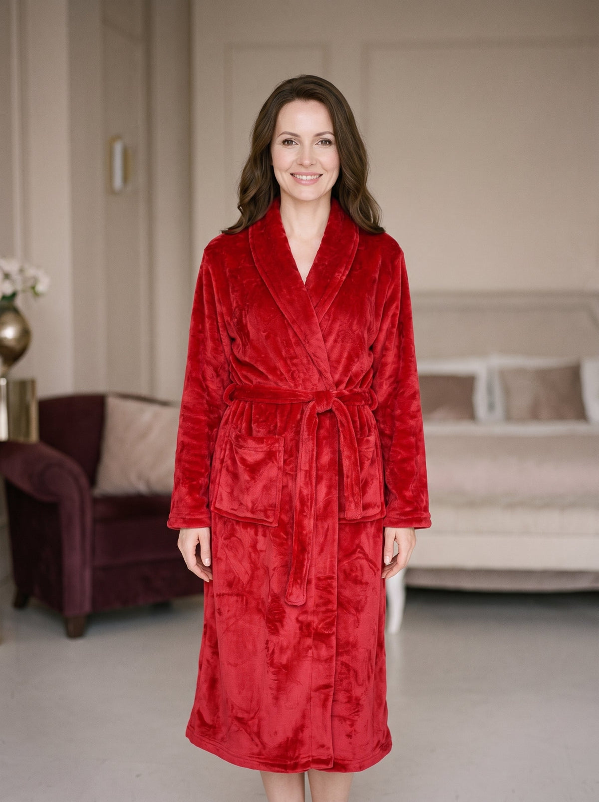 Femme souriante portant le peignoir long rouge dans un boudoir