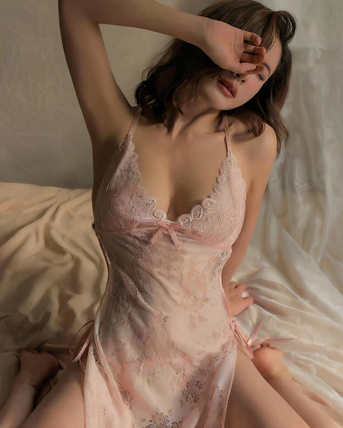 Nuisette rose fine et transparente en dentelle, vue portée de face