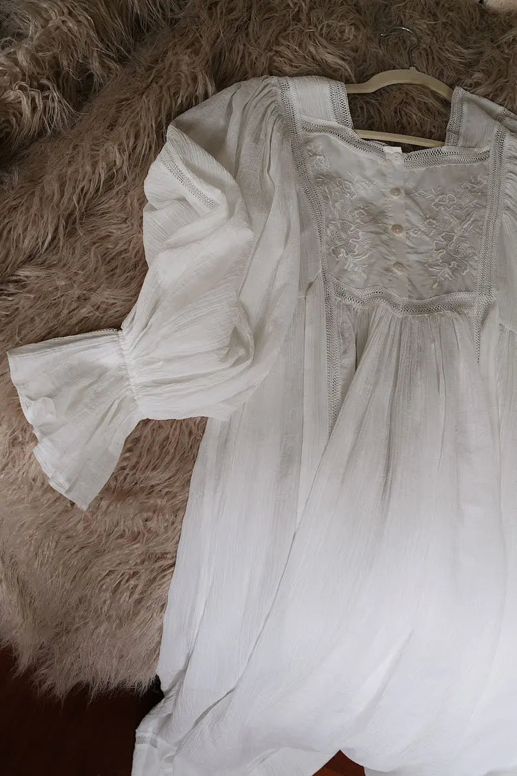 Plastron brodé de la chemise de nuit blanche, détail sur cintre Image