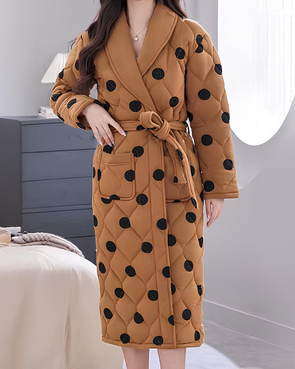 Robe de chambre matelassée caramel à pois noirs portée de face, ceinture nouée et ourlet à mi-mollet