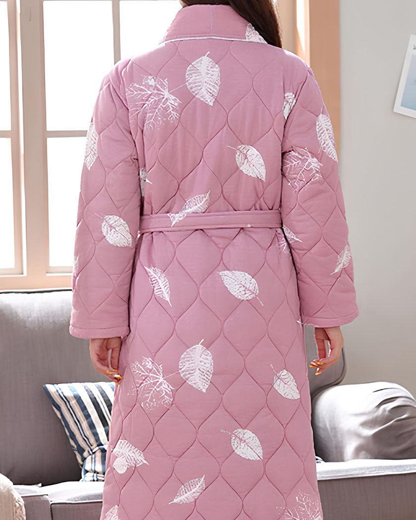 Dos de la robe de chambre matelassée vieux rose, surpiqûres en vagues et grandes feuilles blanches