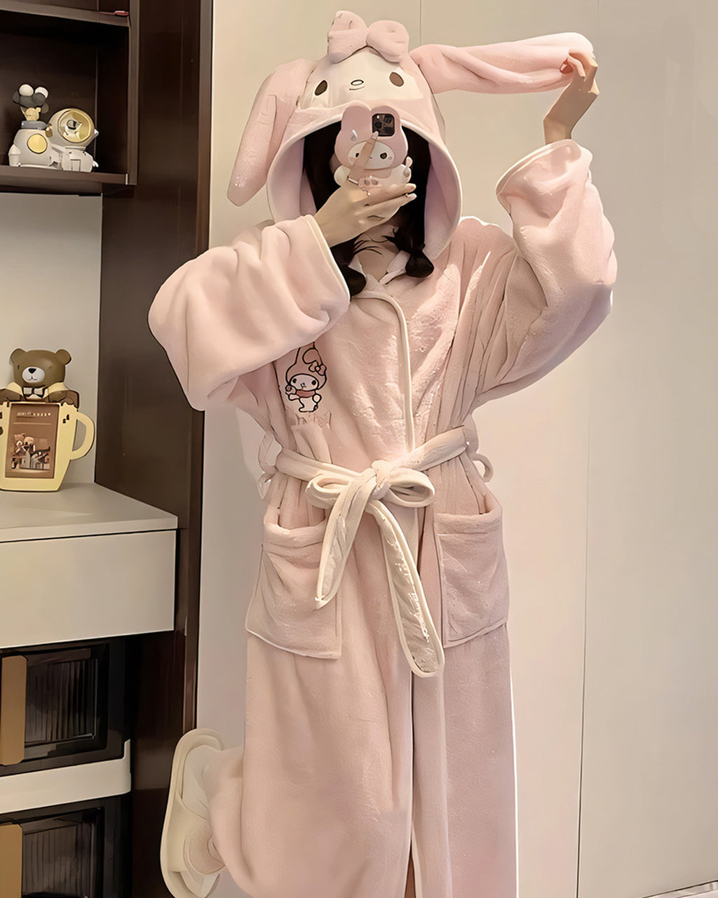Le peignoir porté debout, de la capuche jusqu'aux chevilles