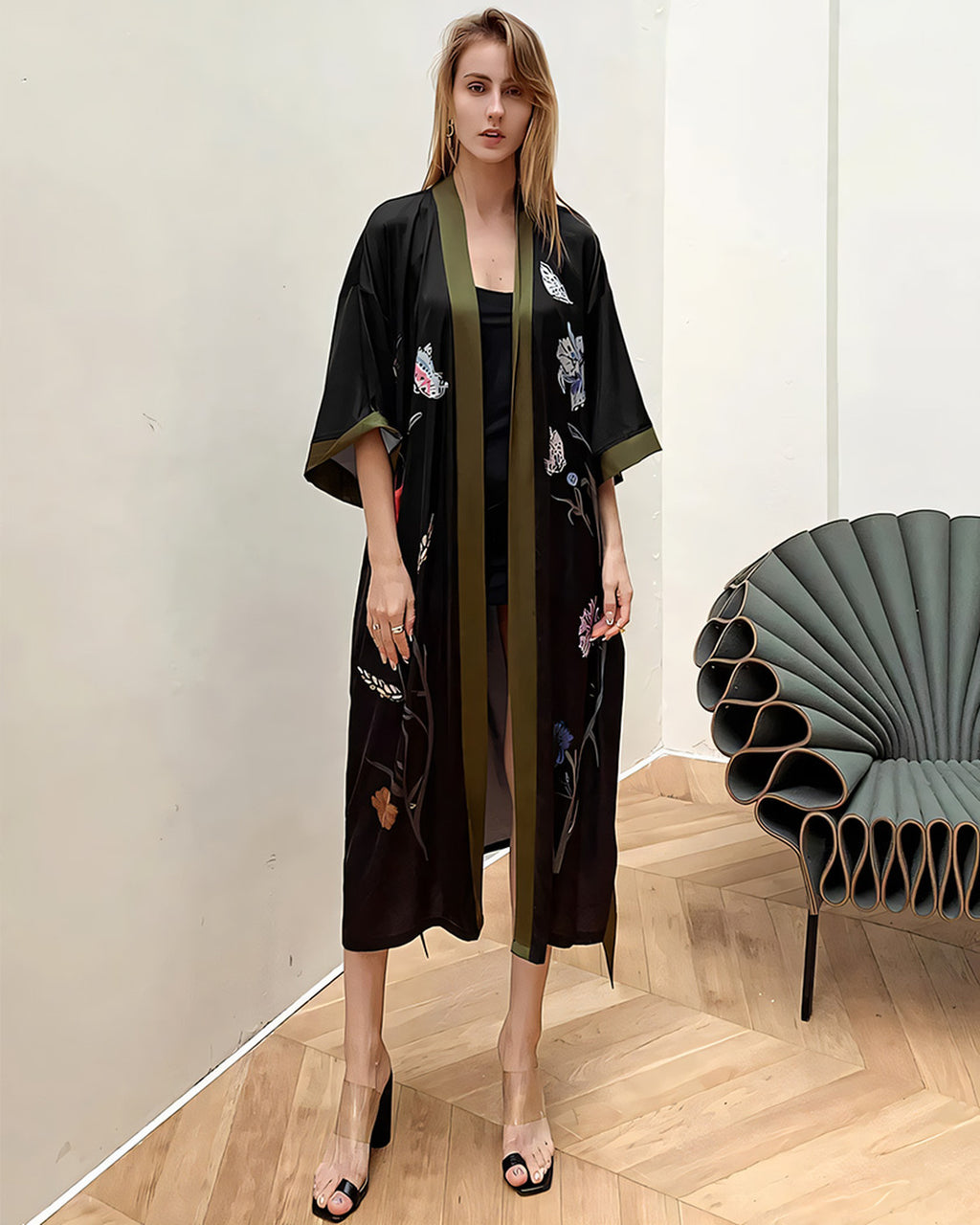 Peignoir kimono noir à fleurs porté ouvert, ceinture vert kaki dénouée le long du devant