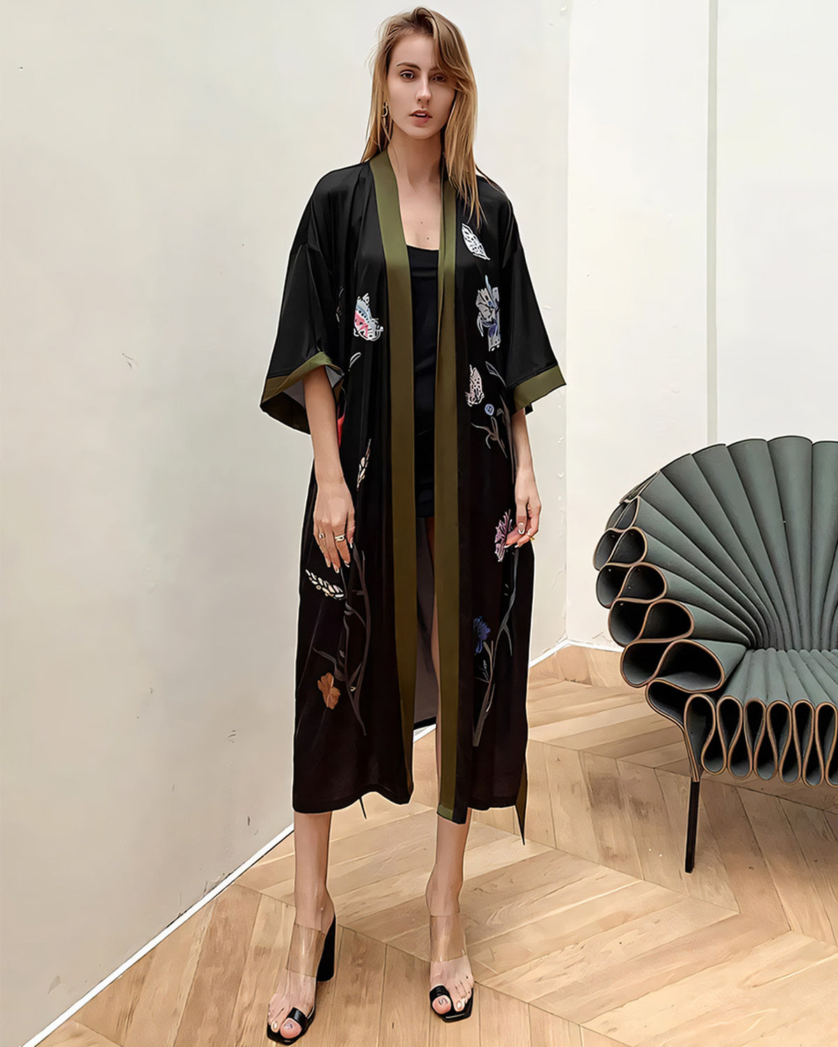 Peignoir kimono noir à fleurs porté ouvert, ceinture vert kaki dénouée le long du devant