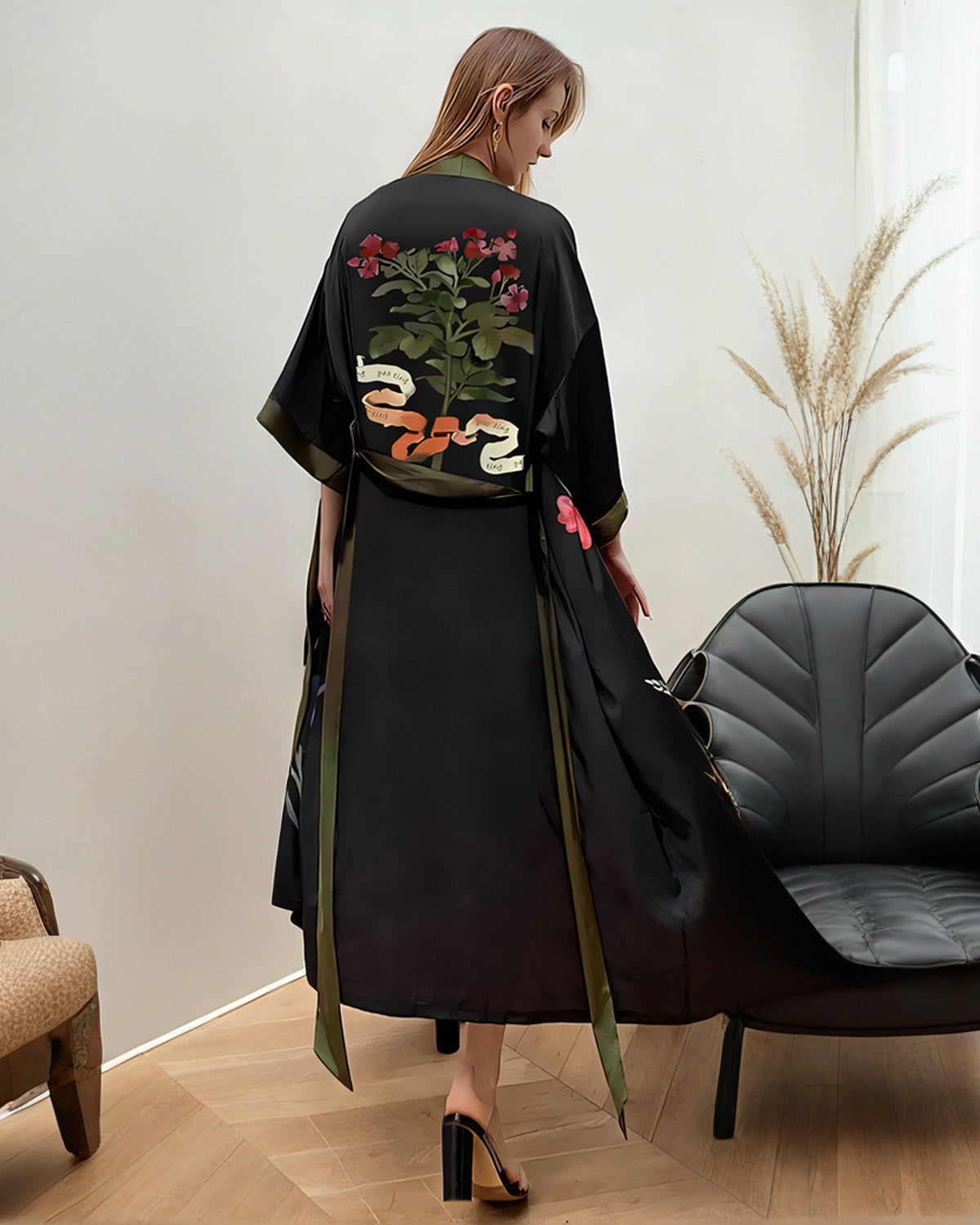 Peignoir kimono noir vu de dos, grand bouquet fleuri au milieu du dos et ourlet qui descend près de la cheville