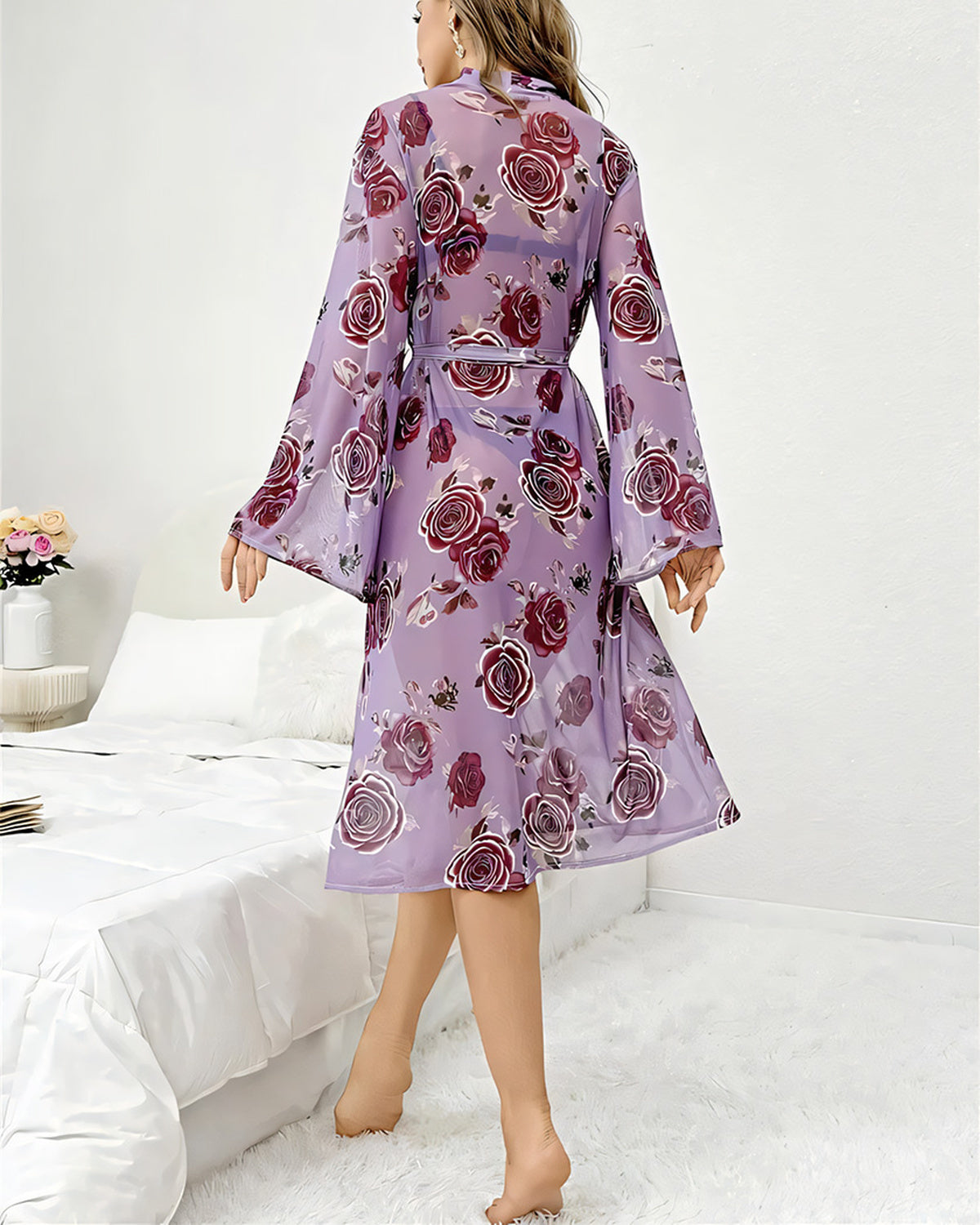 Peignoir kimono violet à roses vu de dos, ourlet au milieu du mollet et nœud de ceinture