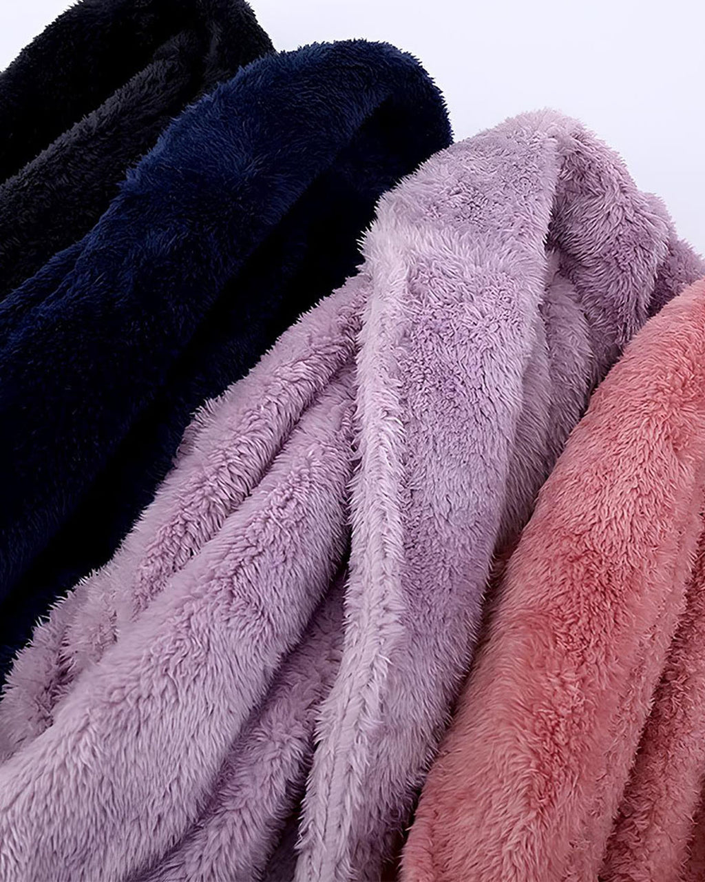 Les quatre coloris du peignoir effet fourrure côte à côte : noir, bleu marine, lilas et rose