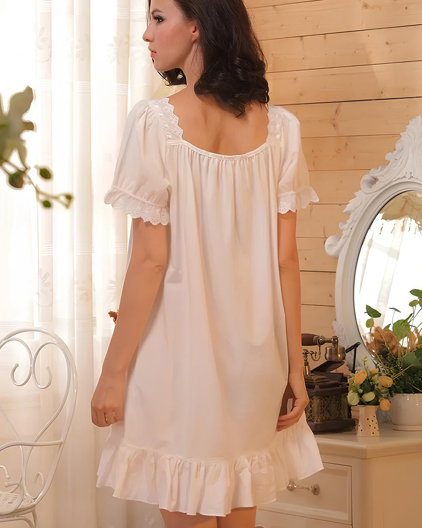 Chemise de nuit vintage blanche vue de dos, encolure carrée et volant d'ourlet