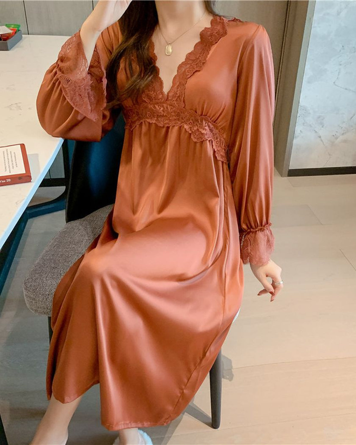 Nuisette longue en satin terracotta portée, manches bouffantes