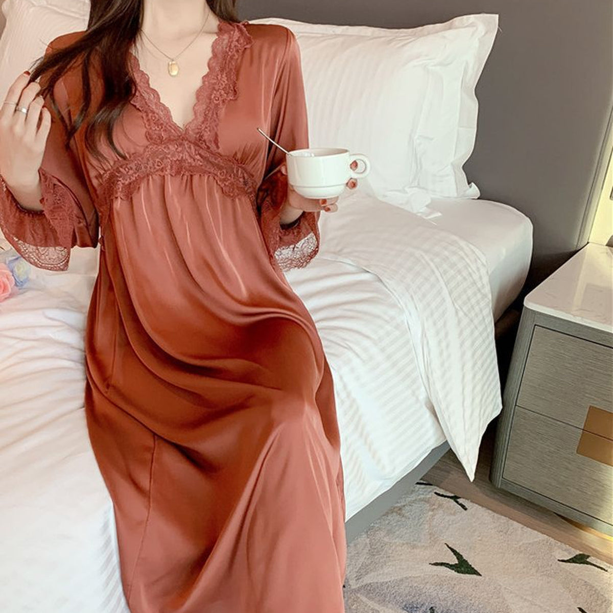 La nuisette longue en satin terracotta, jupe ample jusqu'au mollet