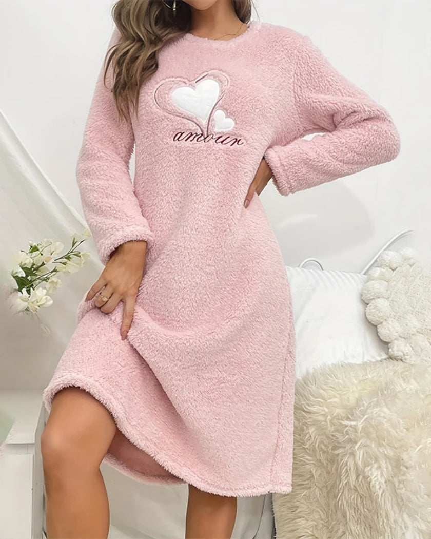 Chemise de nuit en peluche rose portée de face, longueur aux genoux
