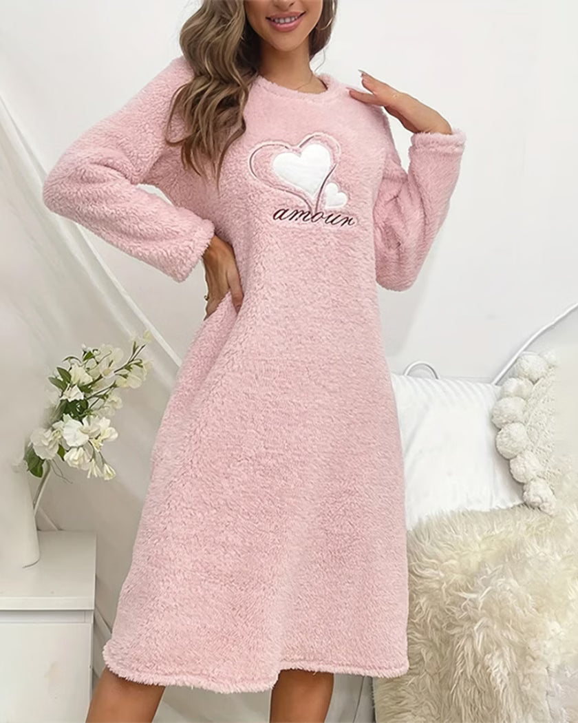 Chemise de nuit en peluche rose portée, manches longues et coupe légèrement évasée