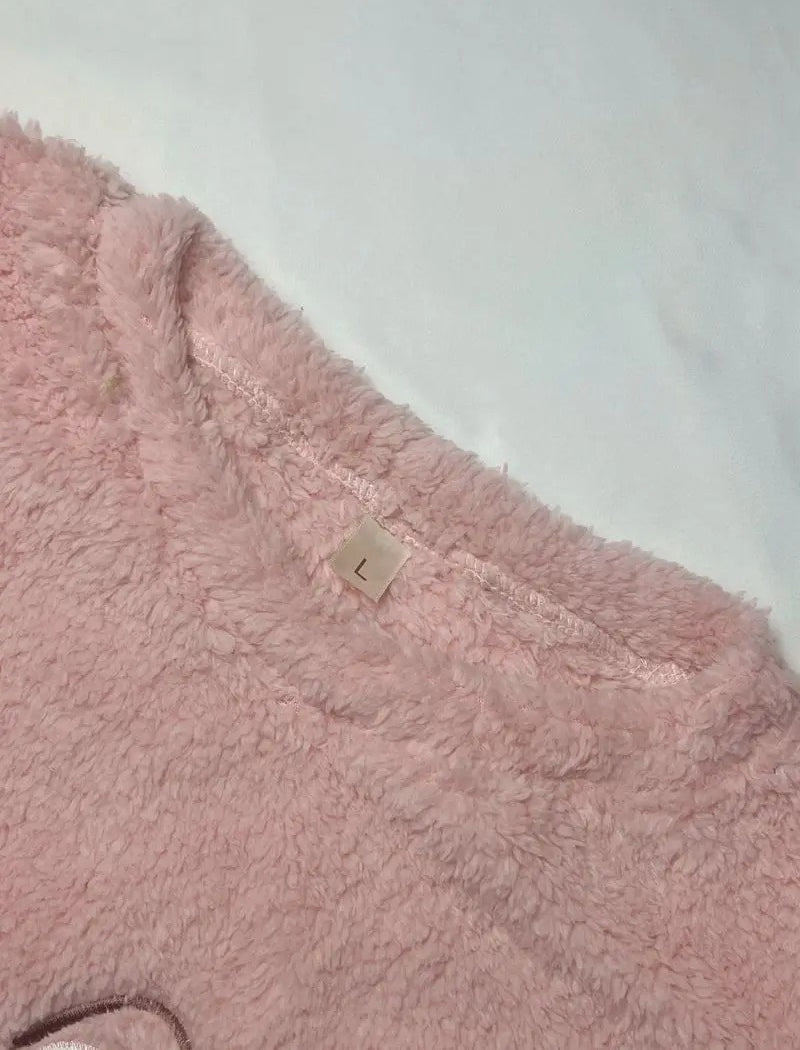 Encolure ronde de la chemise de nuit vue de l'intérieur, peluche rose bouclée