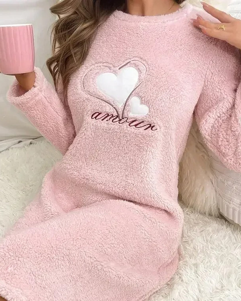 Chemise de nuit en peluche rose portée avec une tasse, broderie coeurs et amour