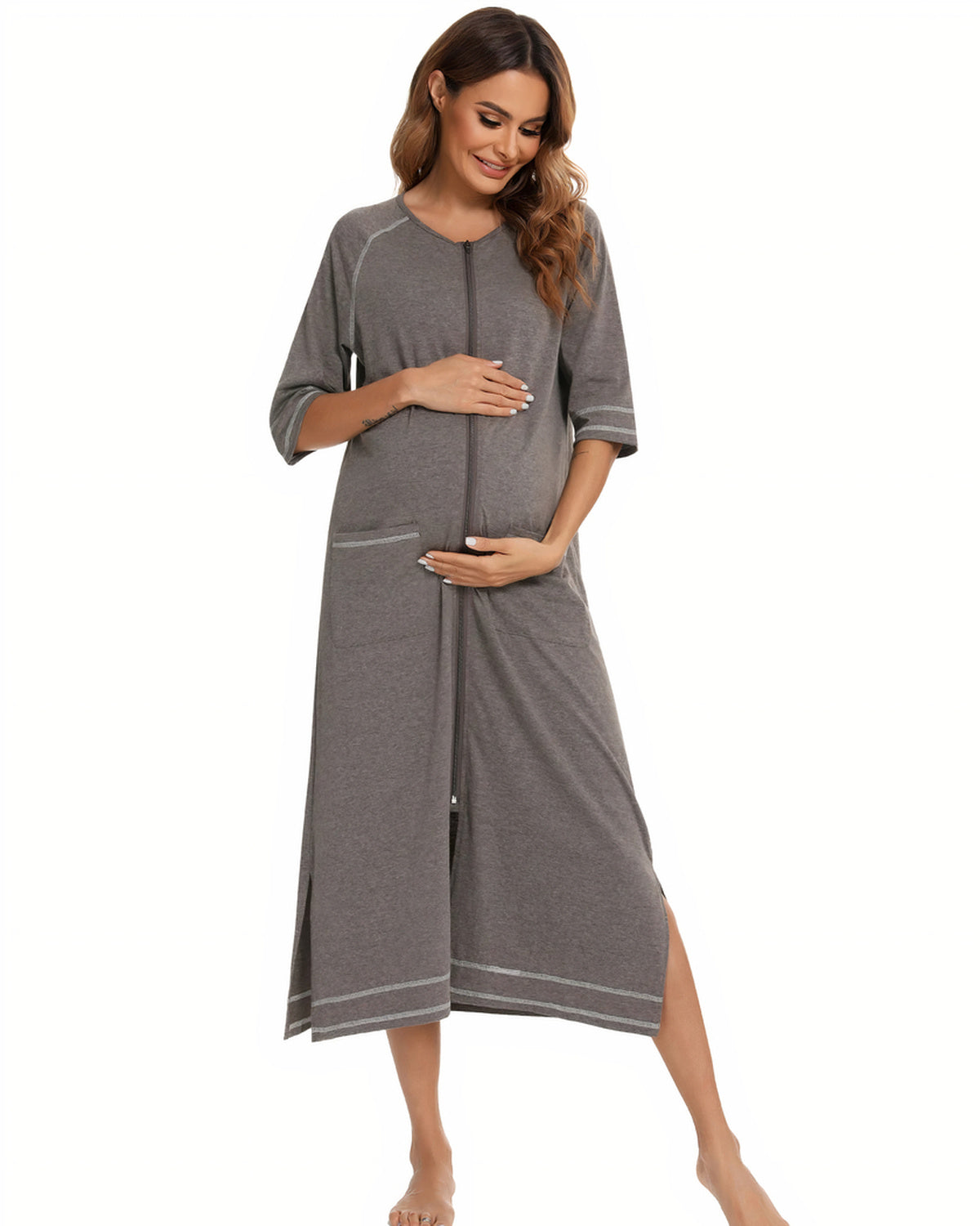 Robe de chambre grise zippée portée de face par une femme enceinte, ourlet à mi-mollet et devant ouvert sous le genou