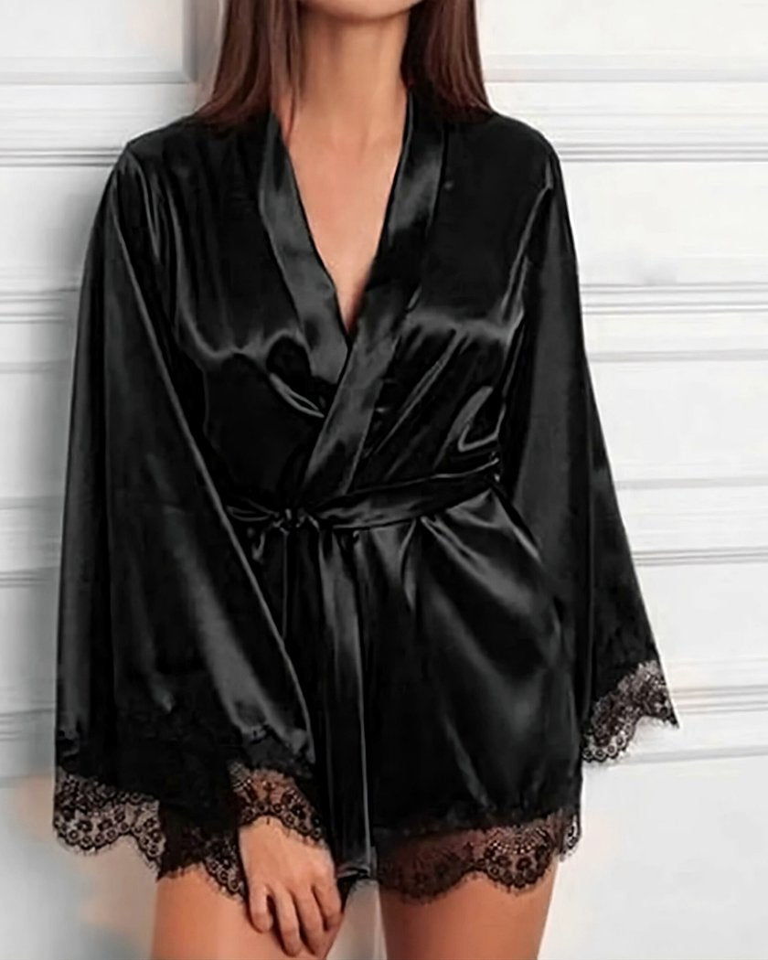 Kimono court satiné noir porté, col châle croisé et large dentelle