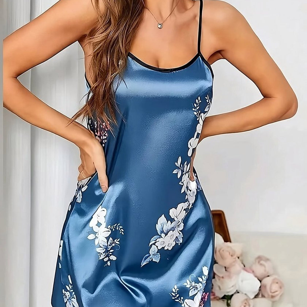 Le satin bleu et ses reflets, plis brillants du tombé