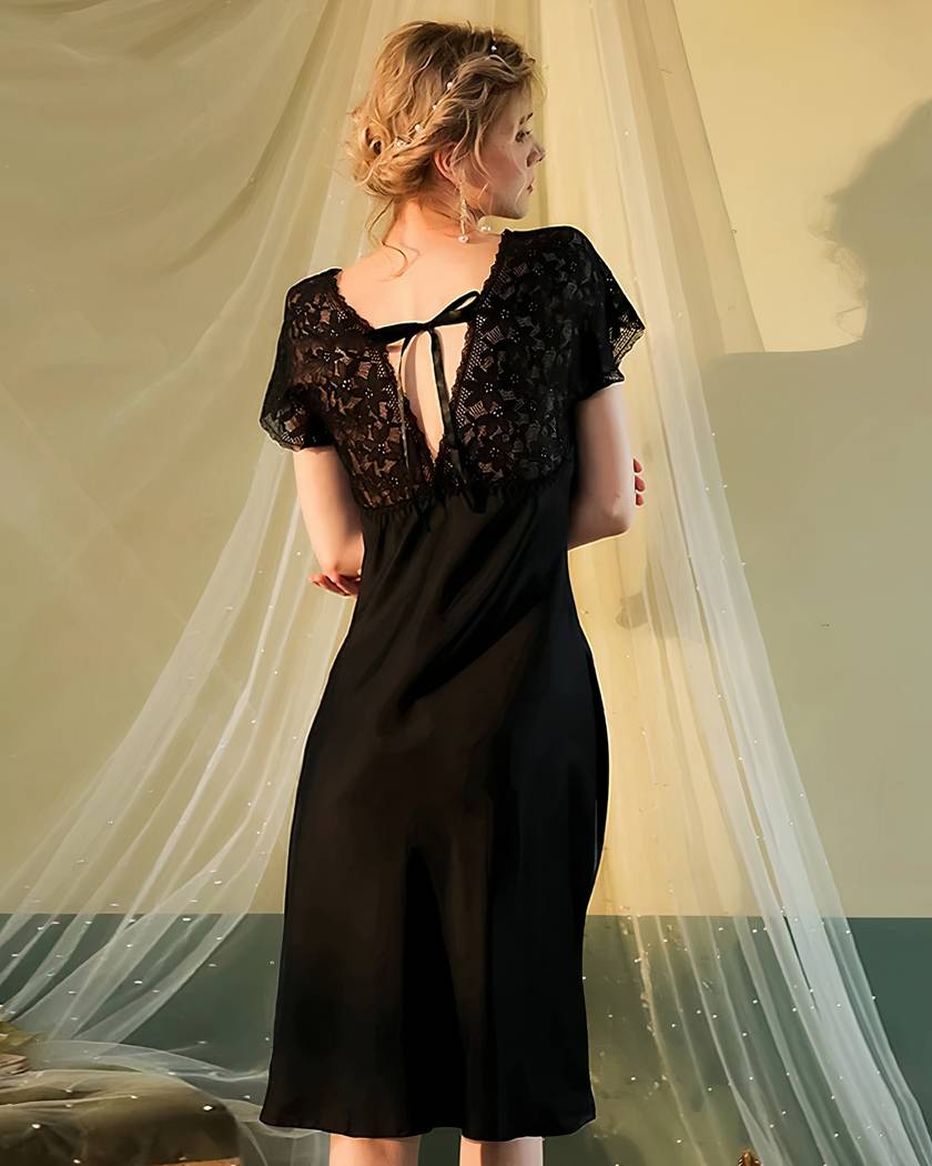 Nuisette longue en satin noir vue de dos, dentelle ajourée et jupe fluide