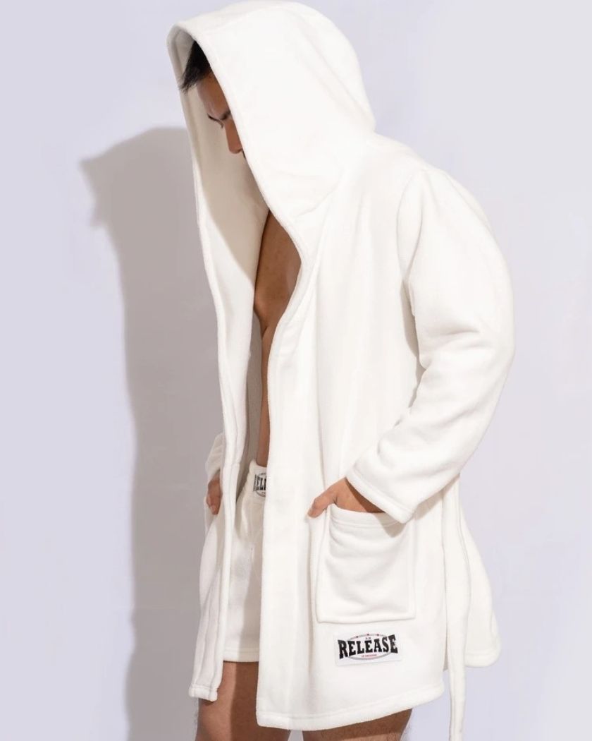 Peignoir court à capuche pour homme, coloris blanc crème porté de profil, capuche relevée