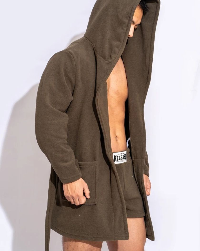 Peignoir court à capuche pour homme, coloris marron kaki porté ouvert, capuche relevée