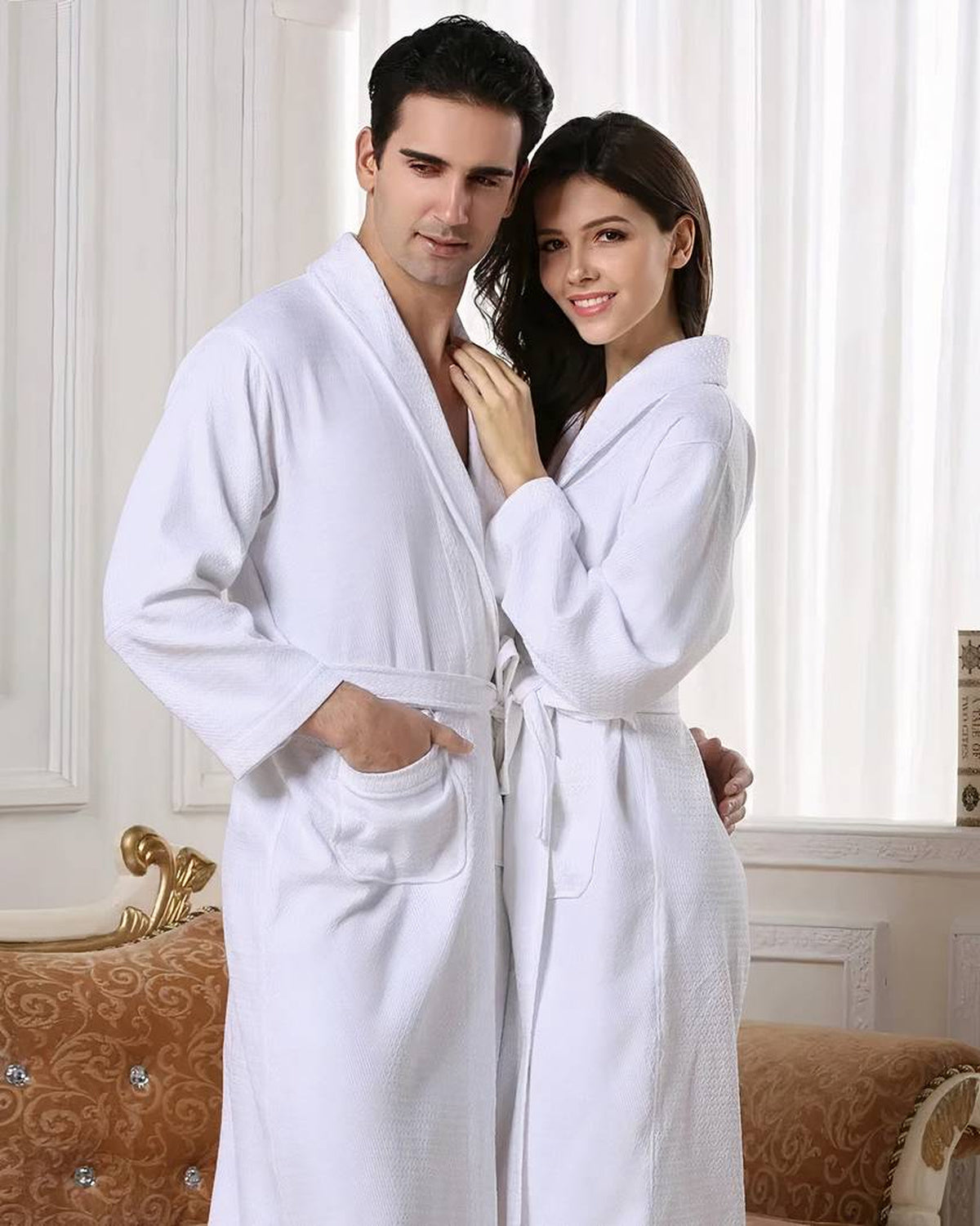 Couple portant le même peignoir de bain blanc unisexe, vue de face