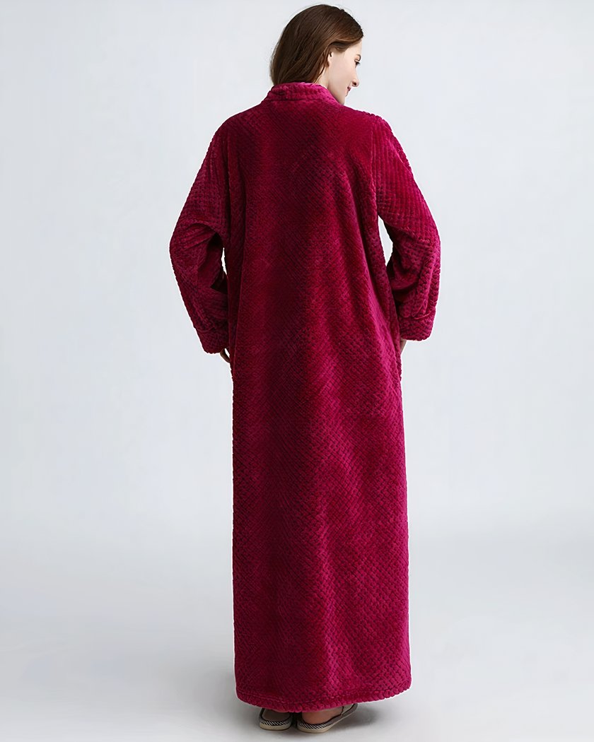 Peignoir de maternité framboise vu de dos, peluche gaufrée en relief et longueur cheville