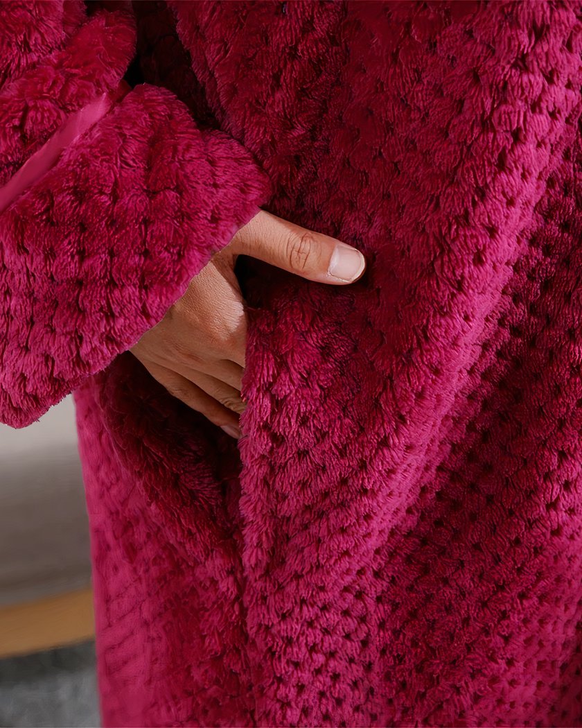 Gros plan de la peluche gaufrée framboise et d'une poche du peignoir de maternité
