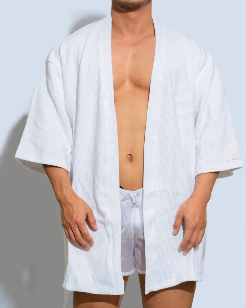 Peignoir kimono court homme en maille gaufrée noire, vue de la coupe mi-cuisse