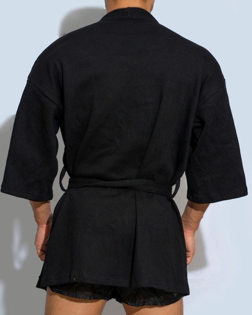 Peignoir kimono court homme en maille gaufrée noire, vue de dos, ceinture nouée