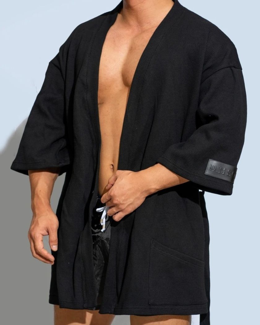 Peignoir kimono court homme en maille gaufrée noire porté ouvert, manches trois-quarts et poche