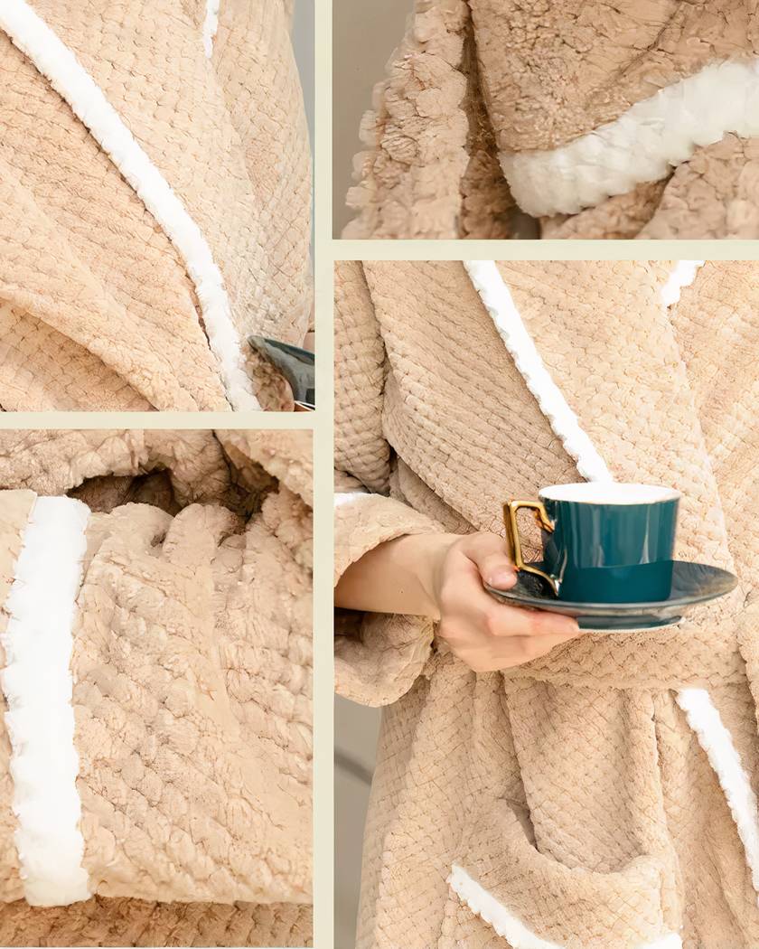 Détails du peignoir en polaire gaufrée camel : poignets liserés, poche et maille
