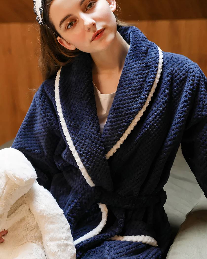 Peignoir long en polaire gaufrée, coloris bleu marine, liseré blanc contrastant
