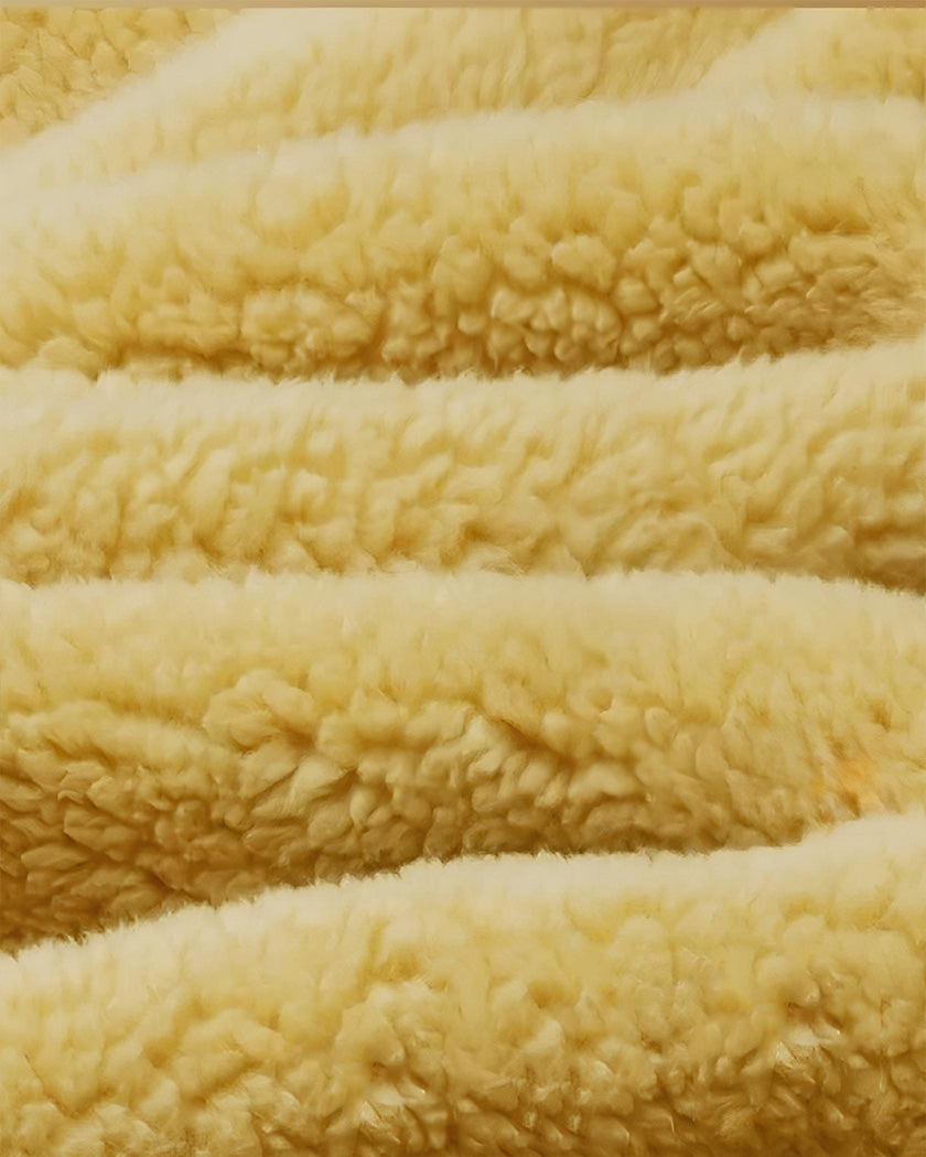 Texture d'éponge bouclée du peignoir polaire jaune moutarde vue de près