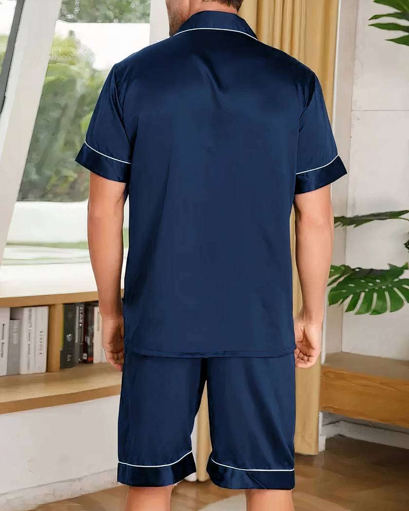 Pyjama homme d'été en satin bleu marine vu de dos, chemise et short assortis