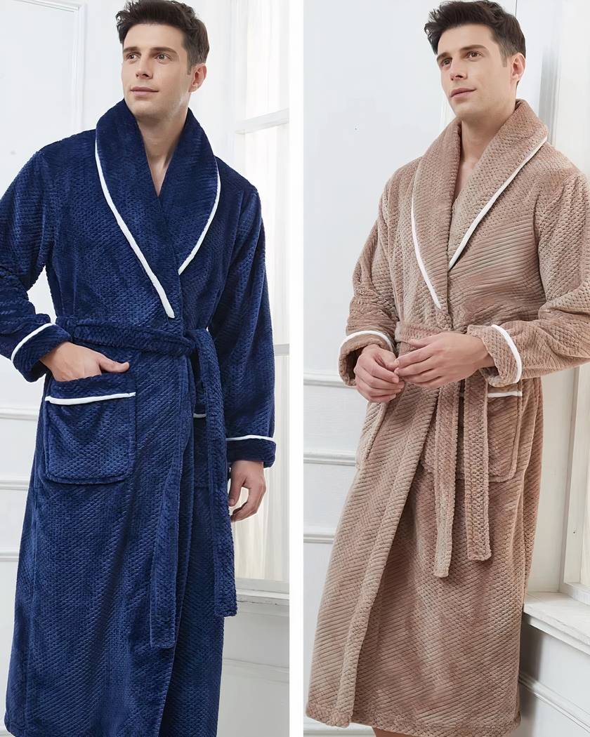 Robe de chambre en flanelle gaufrée portée par des modèles hommes, coloris bleu marine et taupe