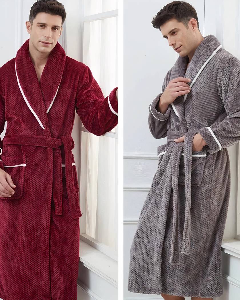 Robe de chambre en flanelle gaufrée portée par des modèles hommes, coloris rouge bordeaux et gris