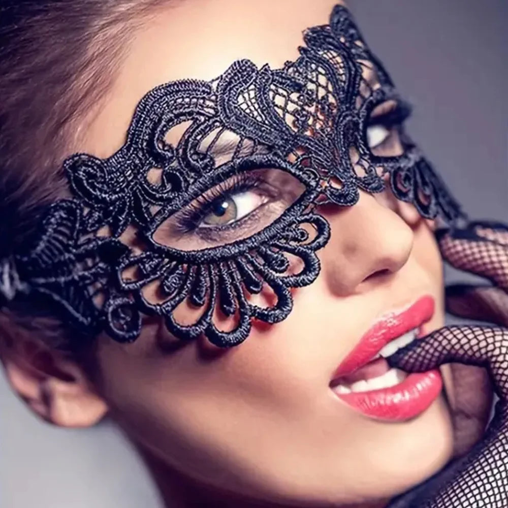 Masque en dentelle noire porté sur le haut du visage