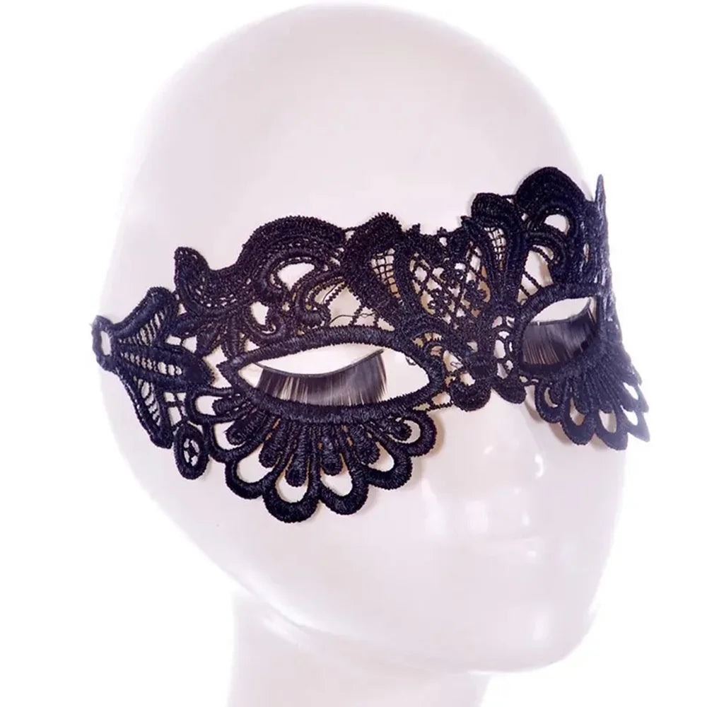 Masque en dentelle noire vu de trois quarts