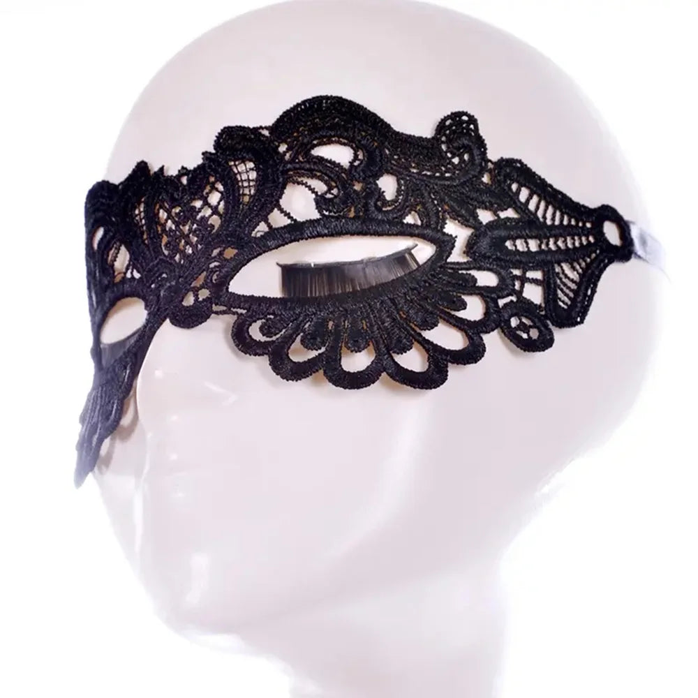 Masque en dentelle noire, détail des arabesques
