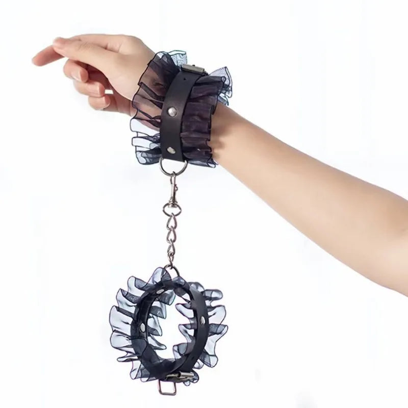 Menotte en dentelle noire portée au poignet