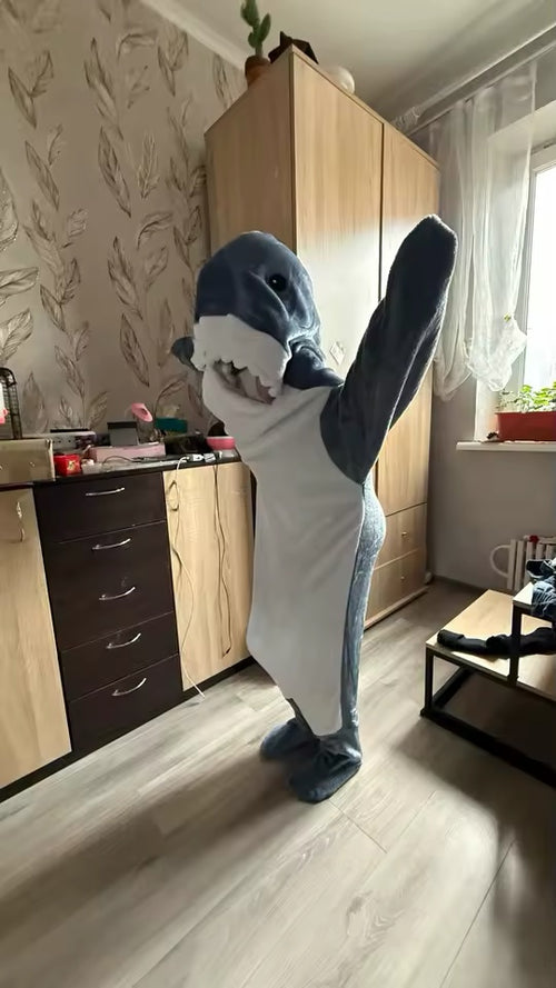 Photo d'une cliente portant la combinaison pyjama requin a capuche