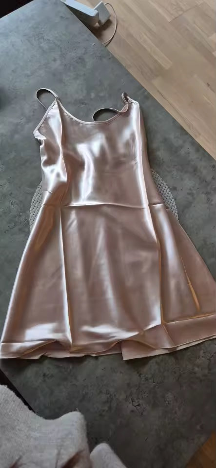 Photo d'une cliente montrant la nuisette beige en satin eclatant